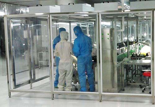 百級潔凈棚工作原理:風機從FFU頂部將空氣吸入,經初效過濾器,高效過濾器過濾,過濾后的潔凈空氣在整個出風面以0.45m/s±20%的風速勻速送出到潔凈棚內。