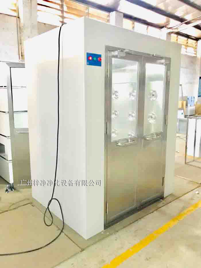 風(fēng)淋室是潔凈室中的重要設(shè)備，風(fēng)淋室主要用于去除進(jìn)入潔凈室的人員或物料表面的塵埃和微生物，保證潔凈室內(nèi)的空氣質(zhì)量和環(huán)境穩(wěn)定性。