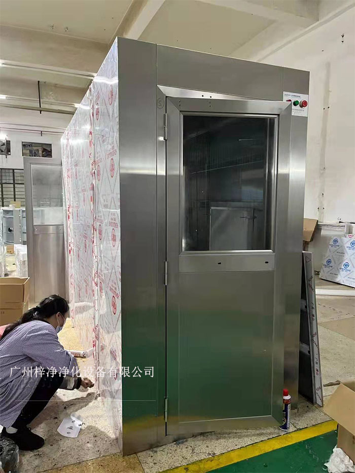 風(fēng)淋室可能會遇到各種問題,影響風(fēng)淋室正常運(yùn)作和潔凈室的整體環(huán)境。 風(fēng)淋室可能會遇到各種問題,影響風(fēng)淋室正常運(yùn)作和潔凈室的整體環(huán)境。