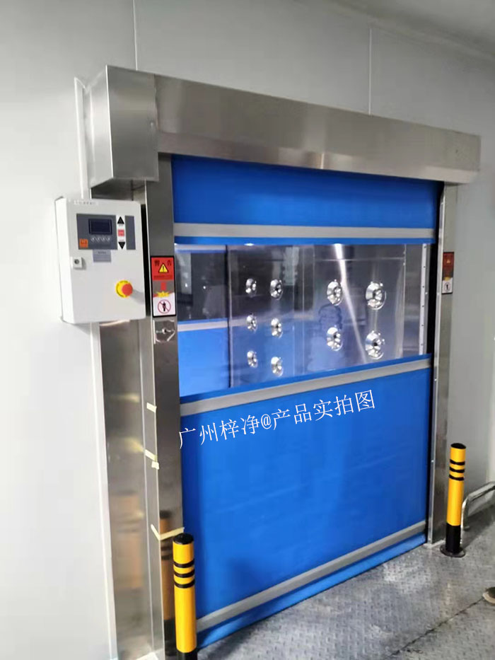 操作人員進(jìn)入快速卷簾門風(fēng)淋室,站在指定位置。 操作人員進(jìn)入快速卷簾門風(fēng)淋室,站在指定位置。